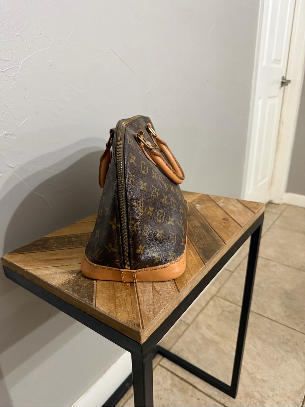 Louis Vuitton Monogram Alma PM - Picture 2 of 11